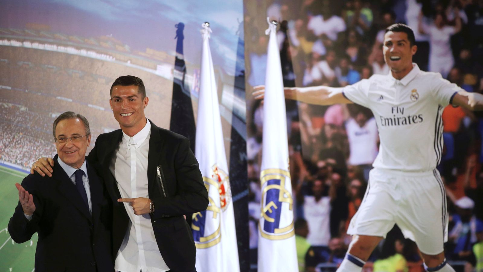 Foto: Cristiano, junto a Florentino Pérez, tras su última renovación con el Real Madrid. (Reuters)