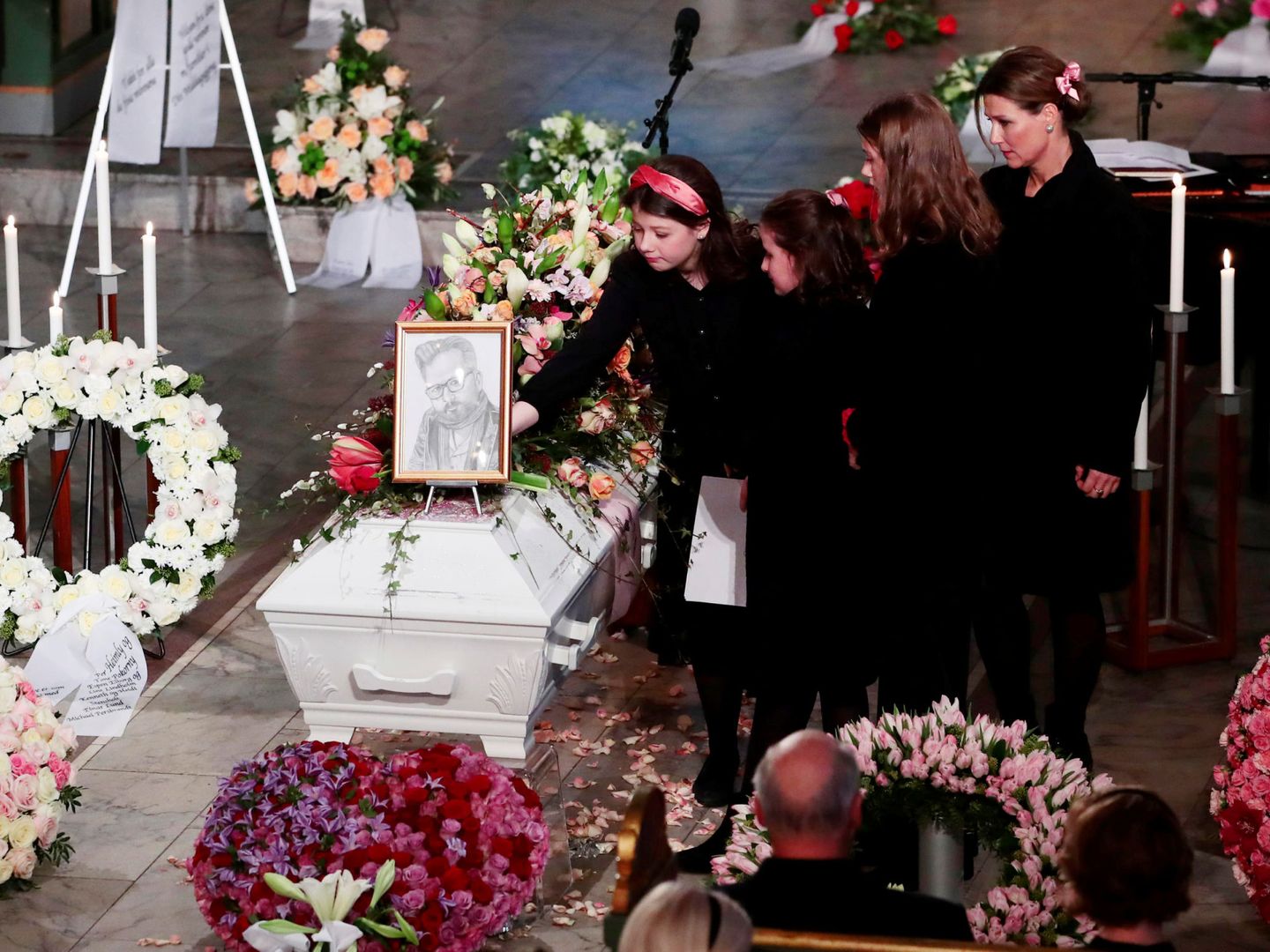 Marta Luisa y sus hijas, en el funeral de Ari Behn. (Reuters)
