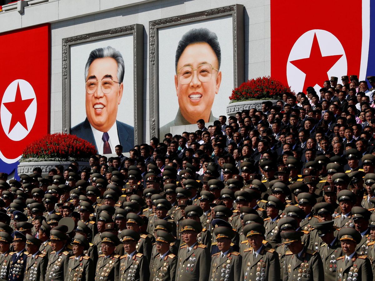 Foto: Foto de archivo de los fallecidos líderes de Corea del Norte Kim Il-sung y Kim Jong-il. (Reuters/Danish Siddiqui)