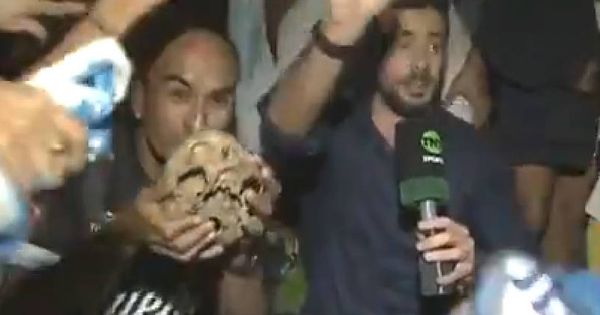 Foto: Gabriel Aranda llevó el cráneo de su abuelo a la celebración de Racing de Avellaneda (Foto: Twitter)