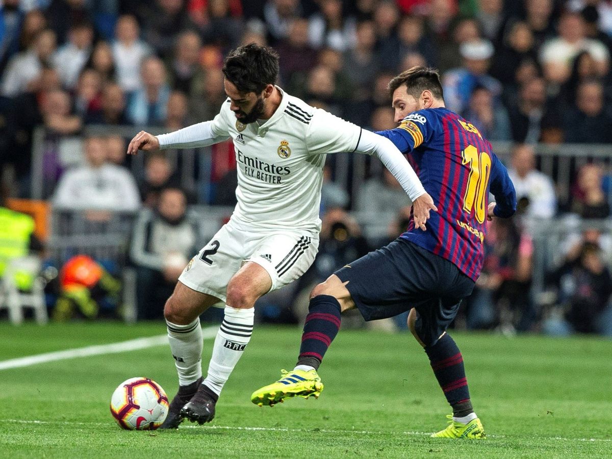 Foto: Isco Alarcón (i) lucha con Leo Messi en un Madrid-Barça la pasada temporada. (EFE)