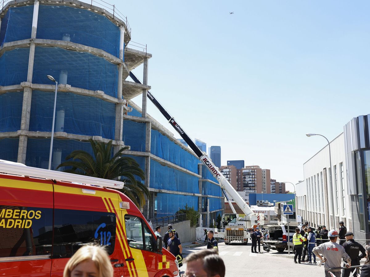 Foto: El edificio de Madrid donde se ha derrumbado parte del forjado atrapando a varios operarios. (EFE/Rodrigo Jiménez)