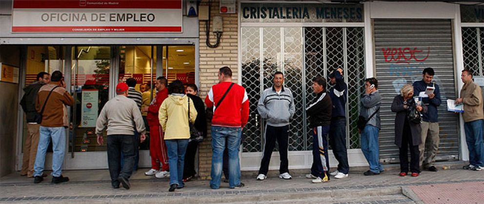 Foto: Regalan participaciones de lotería de Navidad a parados en una oficina de empleo de Málaga
