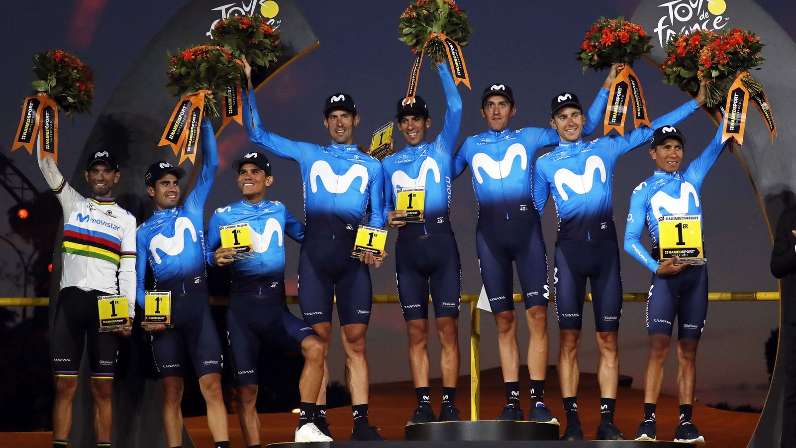 Foto: Movistar, en el podio del Tour de Francia como vencedores de la clasificación por equipos. (EFE)