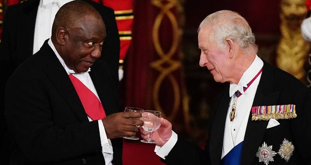 El rey Carlos III brinda con el presidente sudafricano. (CP)
