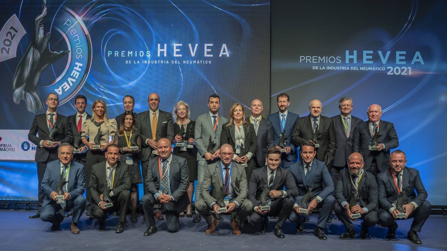 Los ganadores de los Premios Hevea, tras la gala de entrega celebrada con ocasión de Motortec.