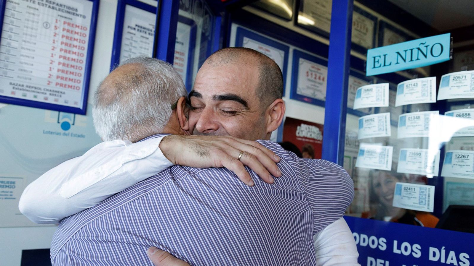Foto: Los dueños de la administración de Granadilla de Abona se abrazan. (EFE)