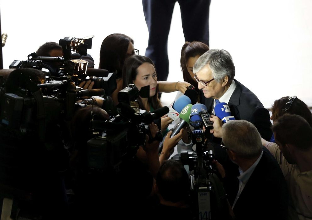Foto: El fiscal general del Estado, Eduardo Torres-Dulce, atiende a los medios de comunicación en Valencia (Efe).