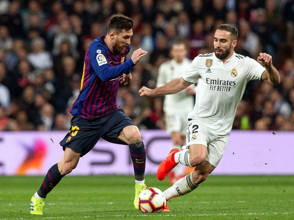 Foto: El defensa del Real Madrid Dani Carvajal defiende ante el delantero del FC Barcelona Leo Messi. (EFE)