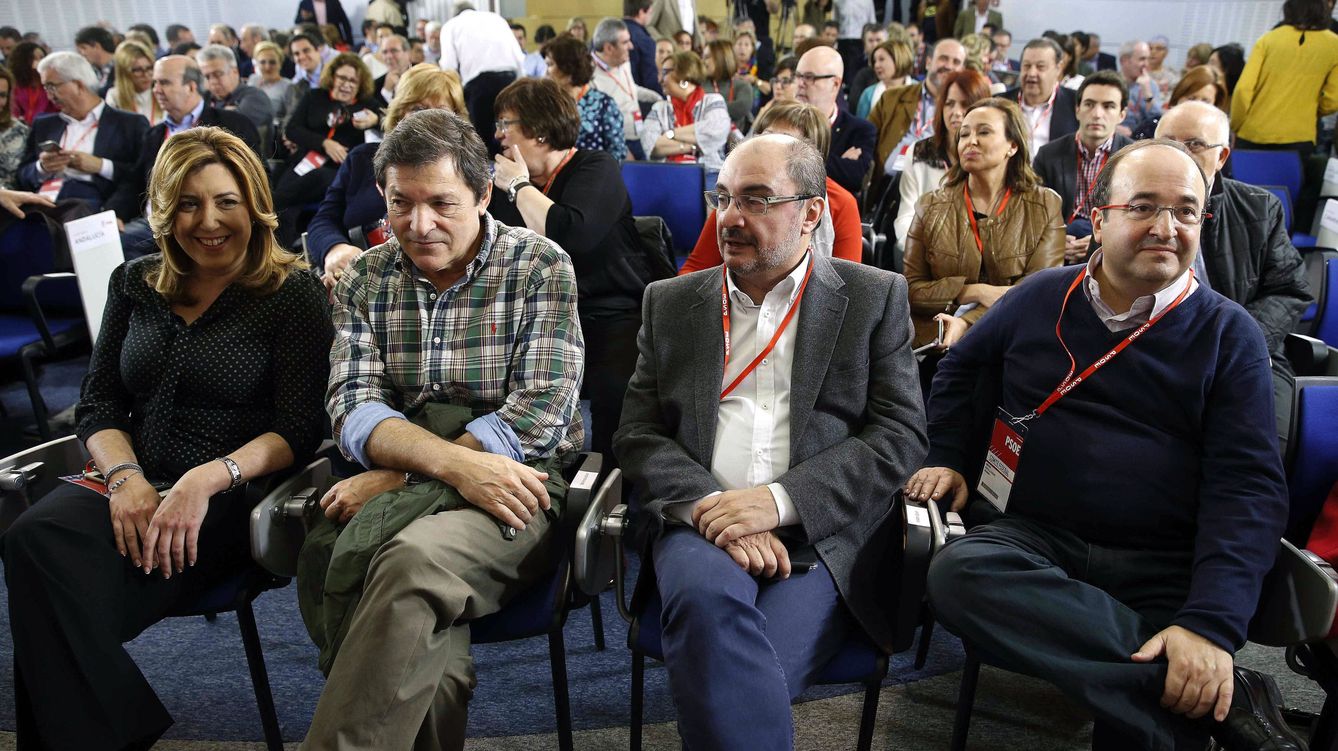 Foto: Los presidentes Susana Díaz (Andalucía), Javier Fernández (Asturias) y Javier Lambán (Aragón) y el líder del PSC, Miquel Iceta, durante el comité federal de este 30 de abril. (EFE)