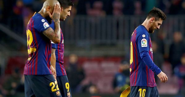 Foto: Messi, cabizbajo, en Bilbao con Arturo Vidal llevándose las manos a la cabeza. (Efe)