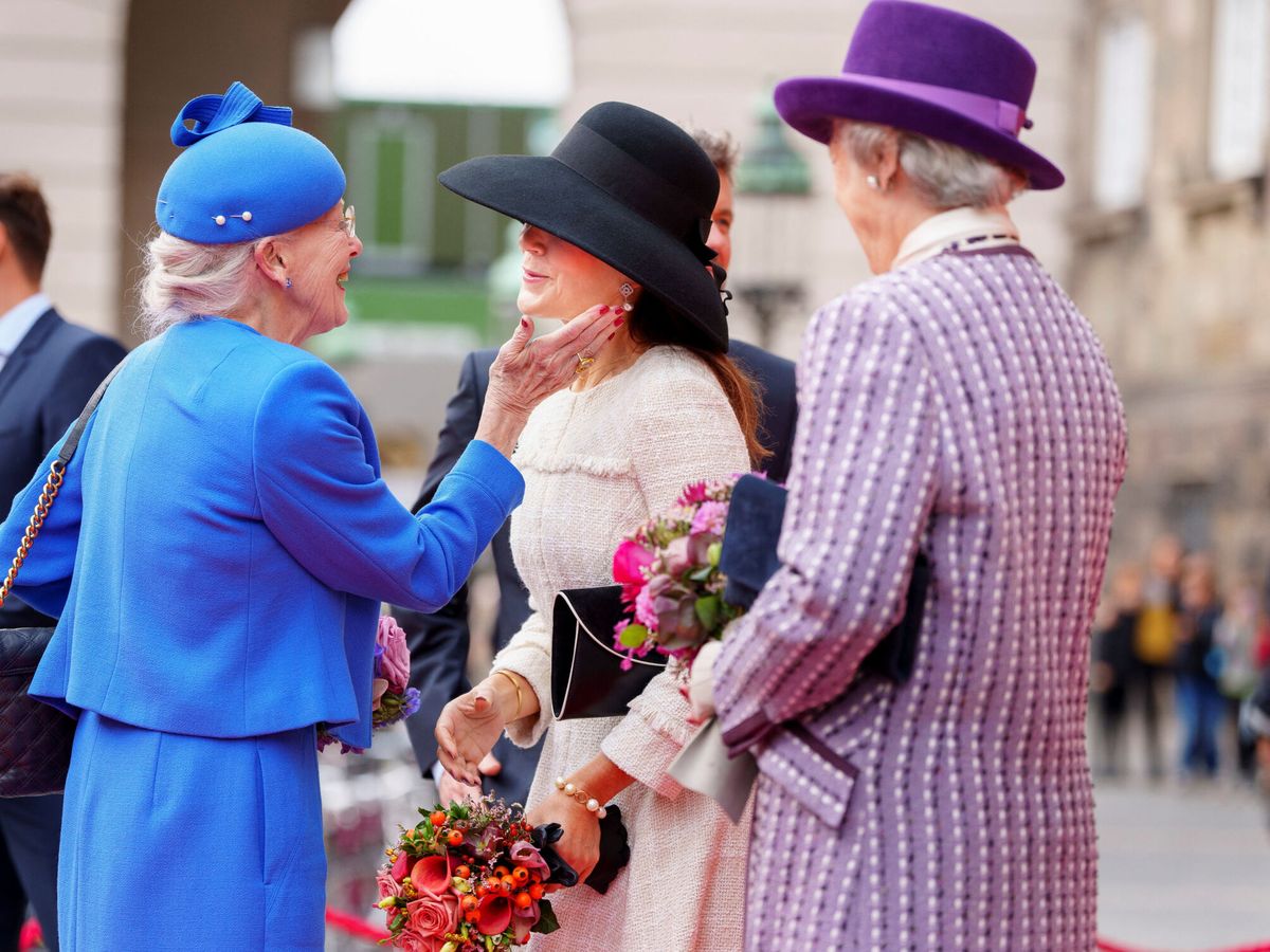 Foto: La reina Margarita saludando a su nuera Mary. (Reuters)