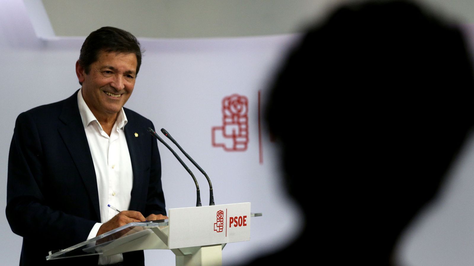 Foto: Javier Fernández, durante su primera rueda de prensa como presidente de la gestora del PSOE, este 3 de octubre en Ferraz. (Reuters)