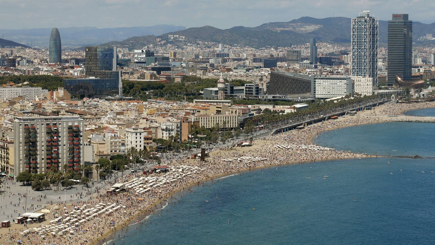 Playas de la Barceloneta y Somorrostro en Barcelona. (Reuters)