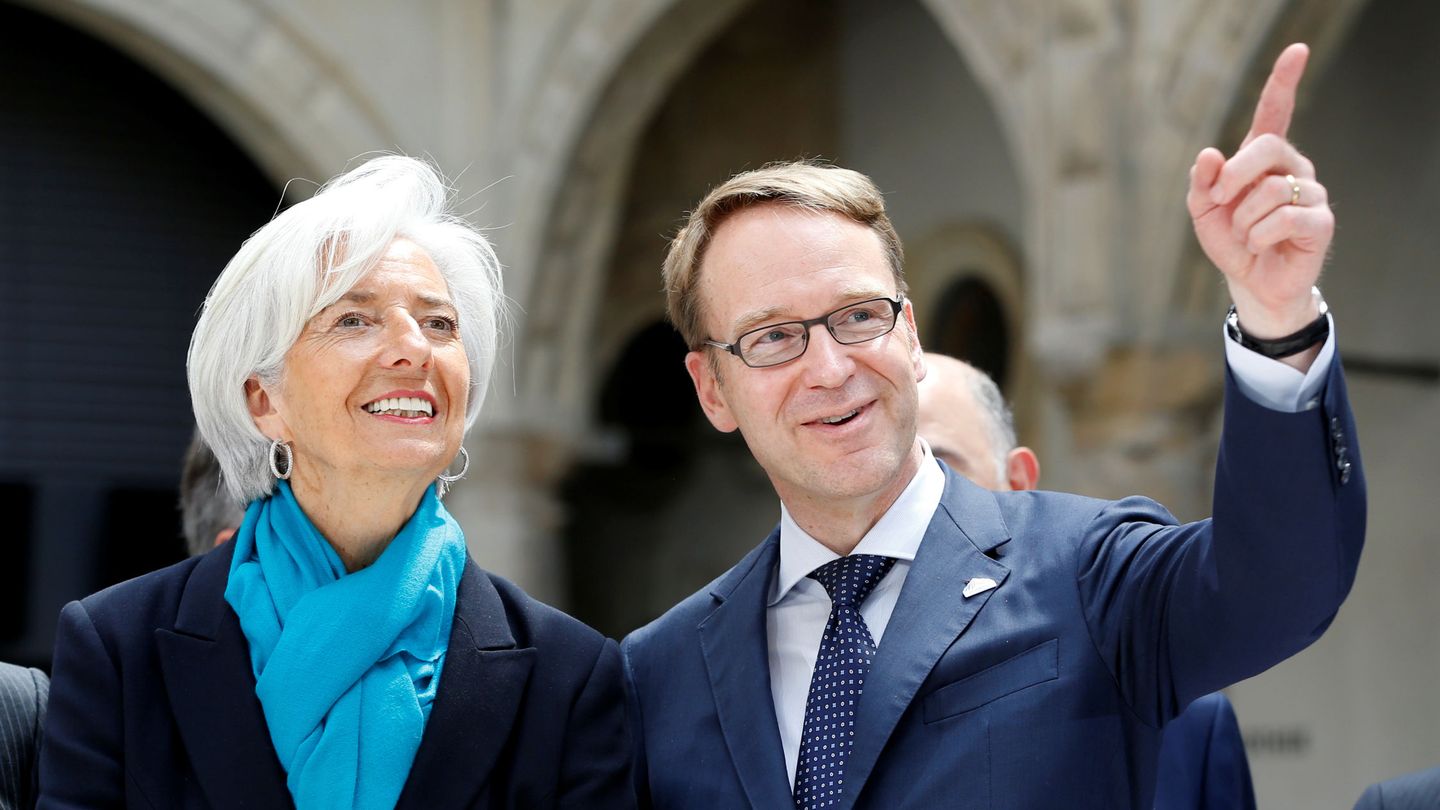 La presidenta del BCE, cuando todavía era gobernadora del FMI, con el presidente del Bundesbank, Jens Weidmann, en mayo de 2015. (Reuters)