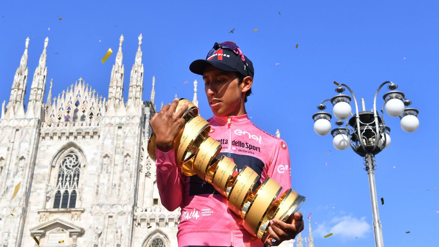 Bernal celebra con el trofeo del Giro 2021. (Reuters)