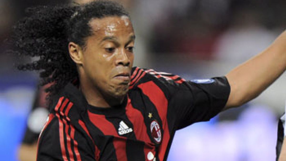 Ronaldinho no descarta su salida del Milan