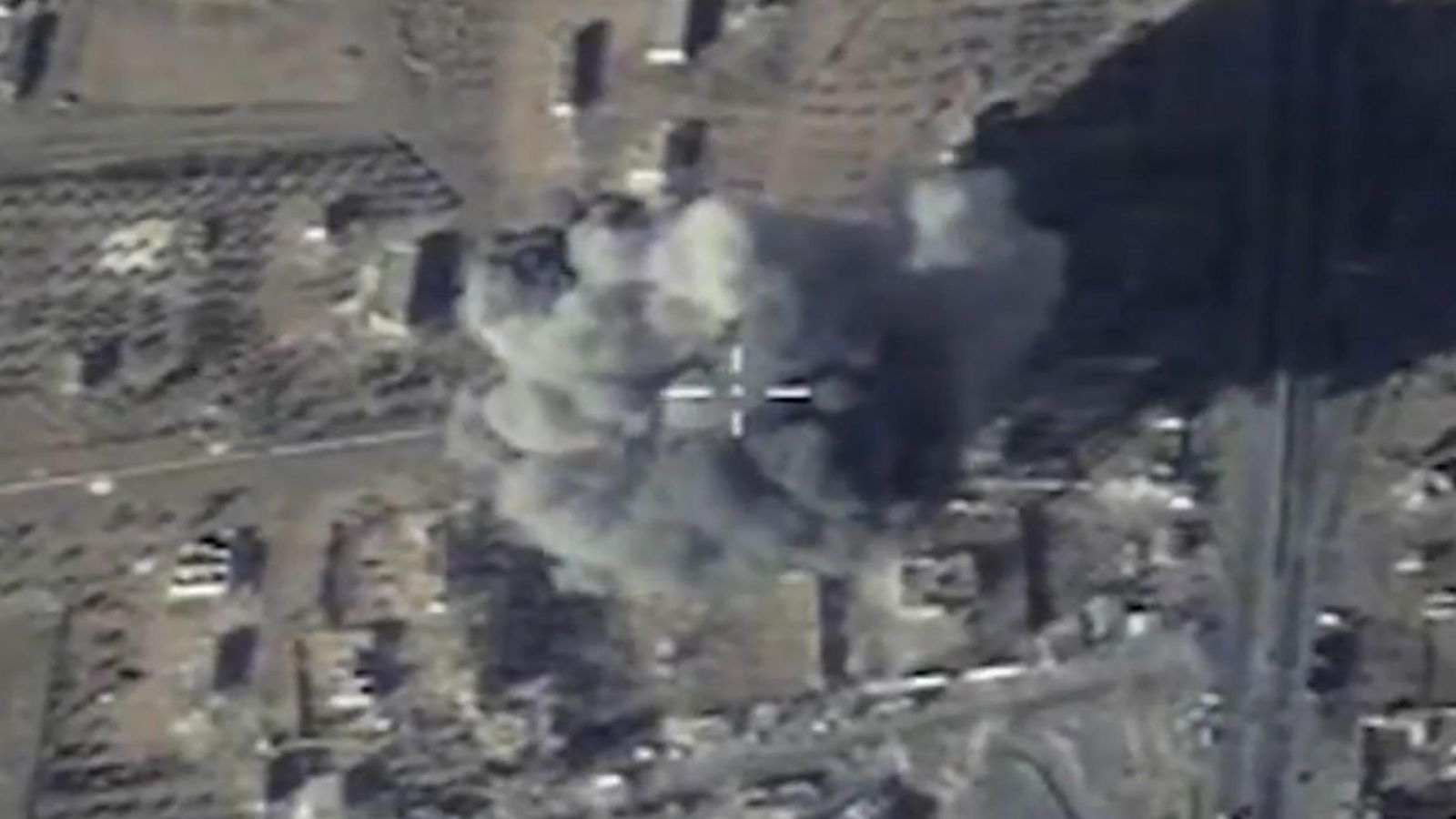 Foto: Bombardeo ruso contra presuntas posiciones del Estado Islámico en la provincia siria de Raqqa, en diciembre de 2015 (EFE)