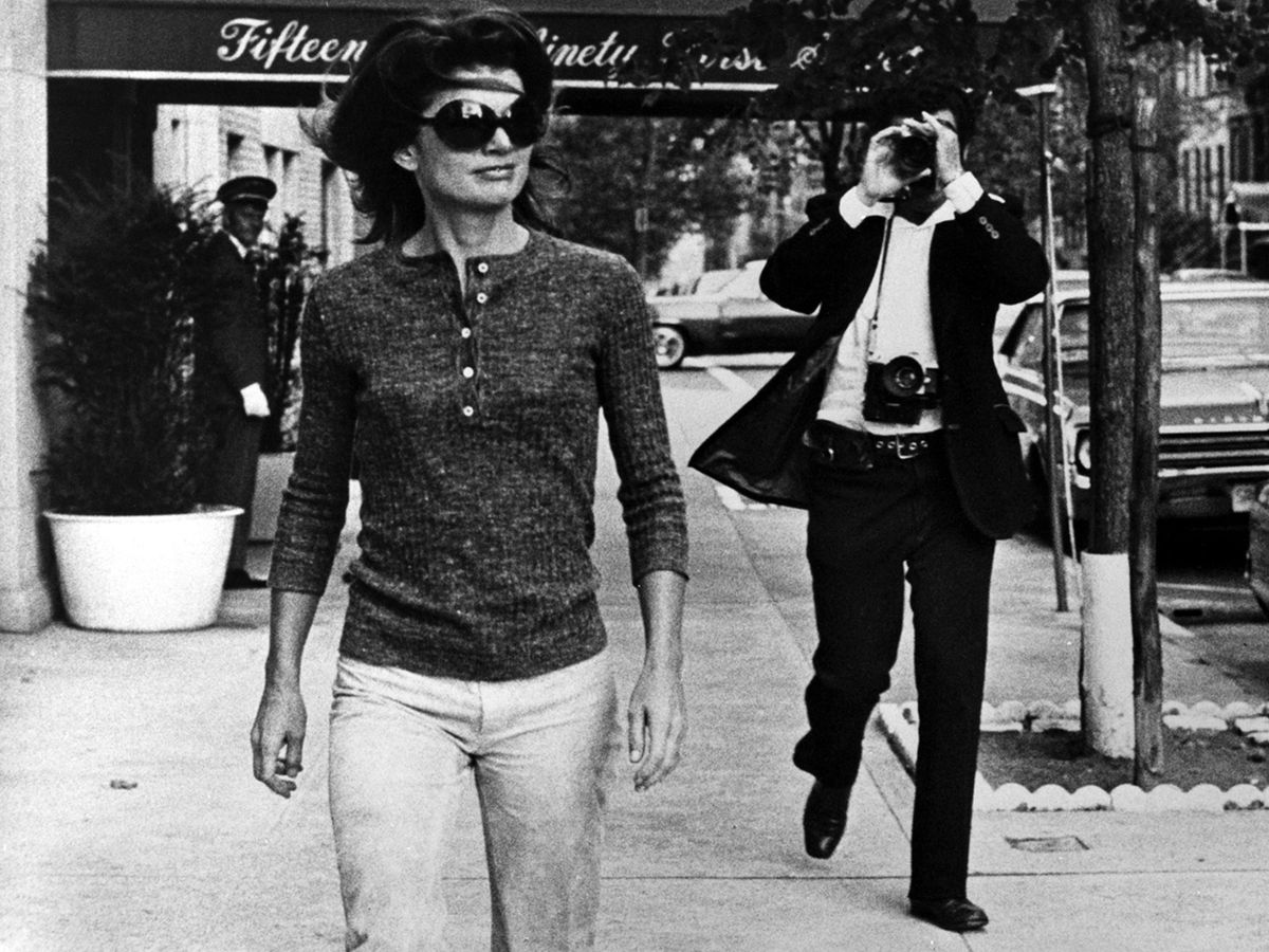 Foto: Fotografía facilitada por Camera, Centro Italiano para la fotografía de Turín, de Jackie Kennedy paseando por Nueva York. (EFE/Ron Galella)