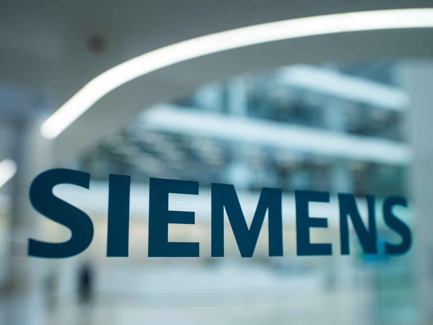 Logotipo de Siemens en su sede en Múnich (Alemania). (EFE)