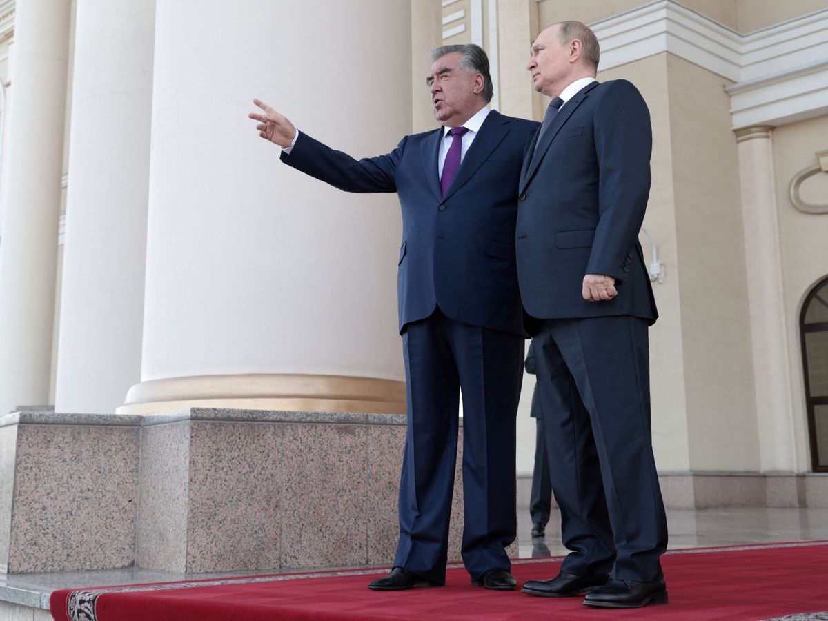 Foto: Putin junto al presidente de Tayikistán, Emomali Rakhmon. (Reuters/Alexander Scherbak)