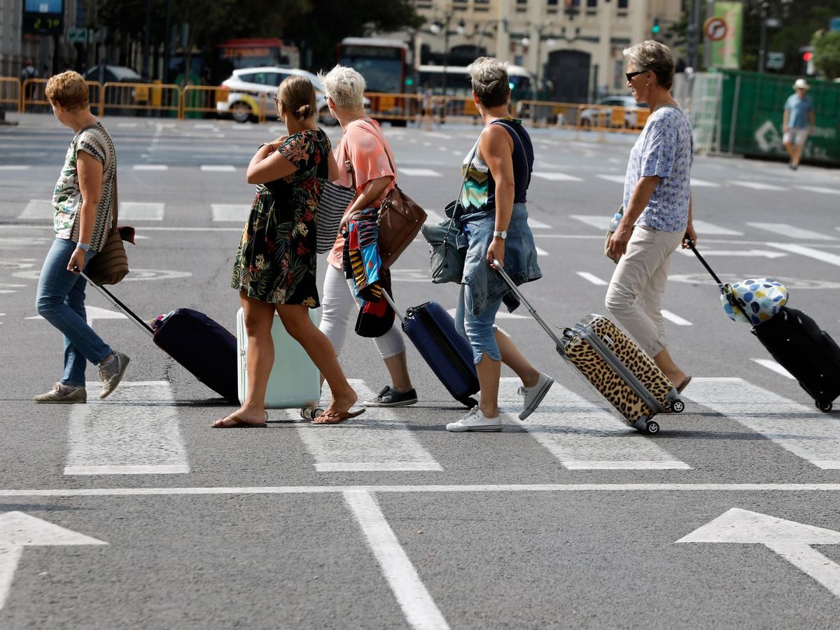 Foto: Turistas cruzando una calle en Valencia. (EFE)