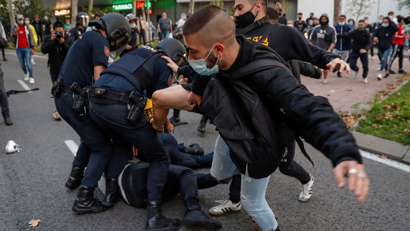 Antidisturbios cargan contra un grupo de manifestantes en Madrid. (EFE)