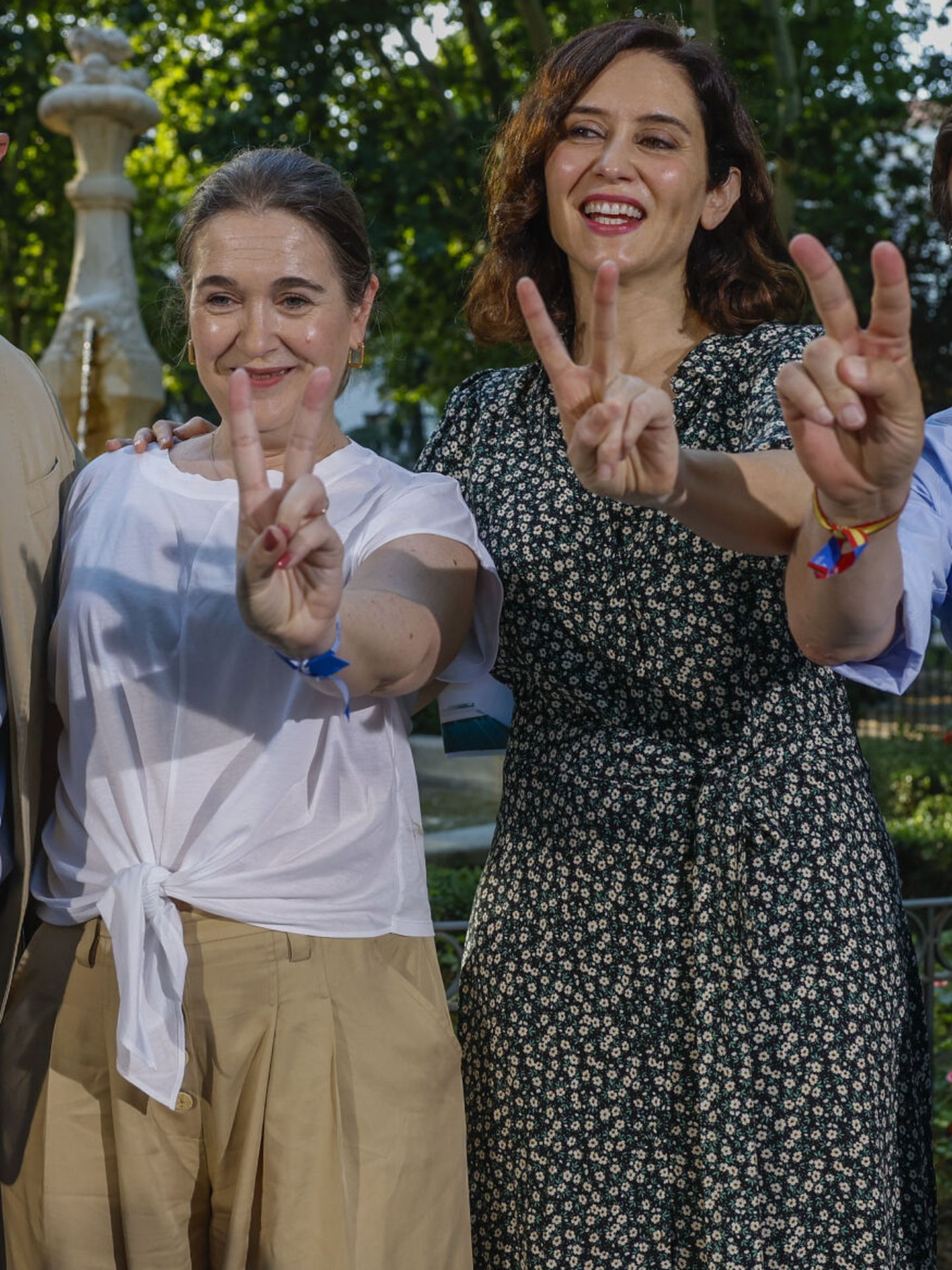 Isabel Díaz Ayuso, junto a Marta Rivera de la Cruz, con el mismo vestido que lucía en el Mad Cool. (EFE/Juanjo Martín)