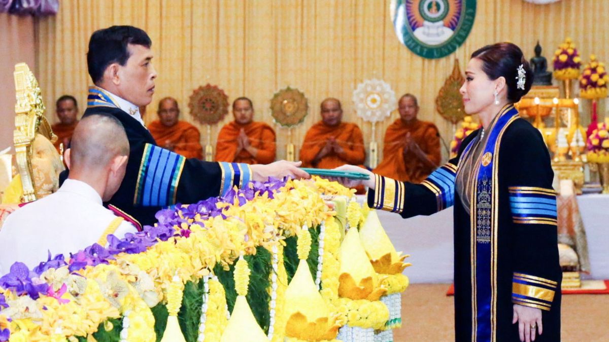 La reina Suthida de Tailandia: cómo conseguir 39 títulos universitarios en un día