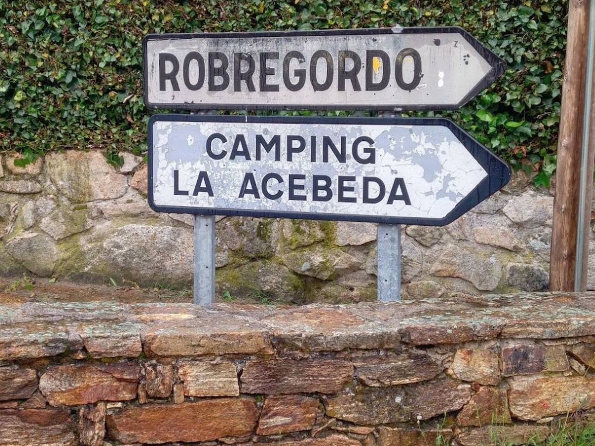 Foto: Señal del 'camping' de La Acebeda, situado a las afuera del pueblo.