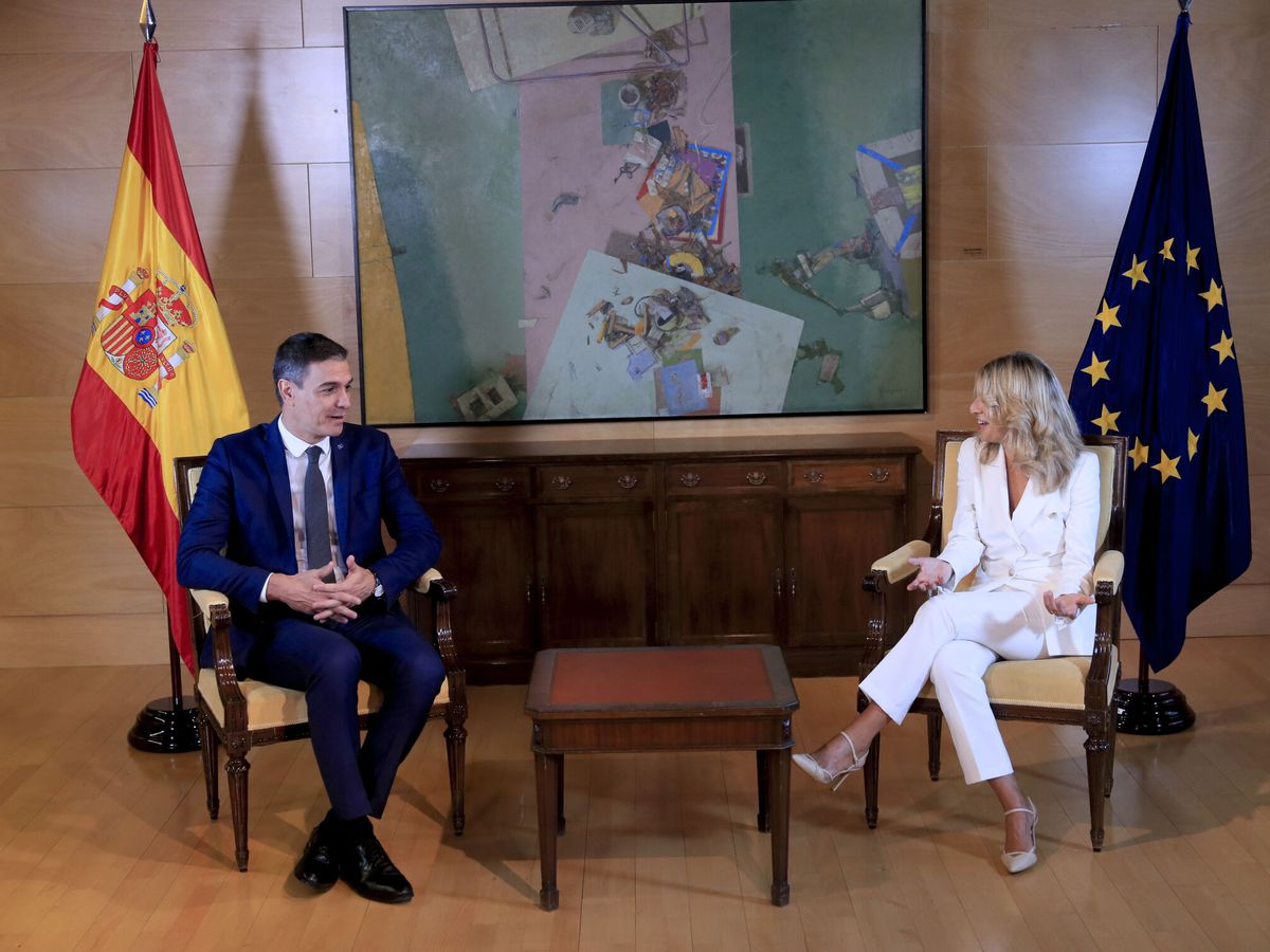 Foto: El presidente del Gobierno en funciones, Pedro Sánchez (i), durante su encuentro con la líder de Sumar, Yolanda Díaz (d). (EFE/Fernando Alvarado)