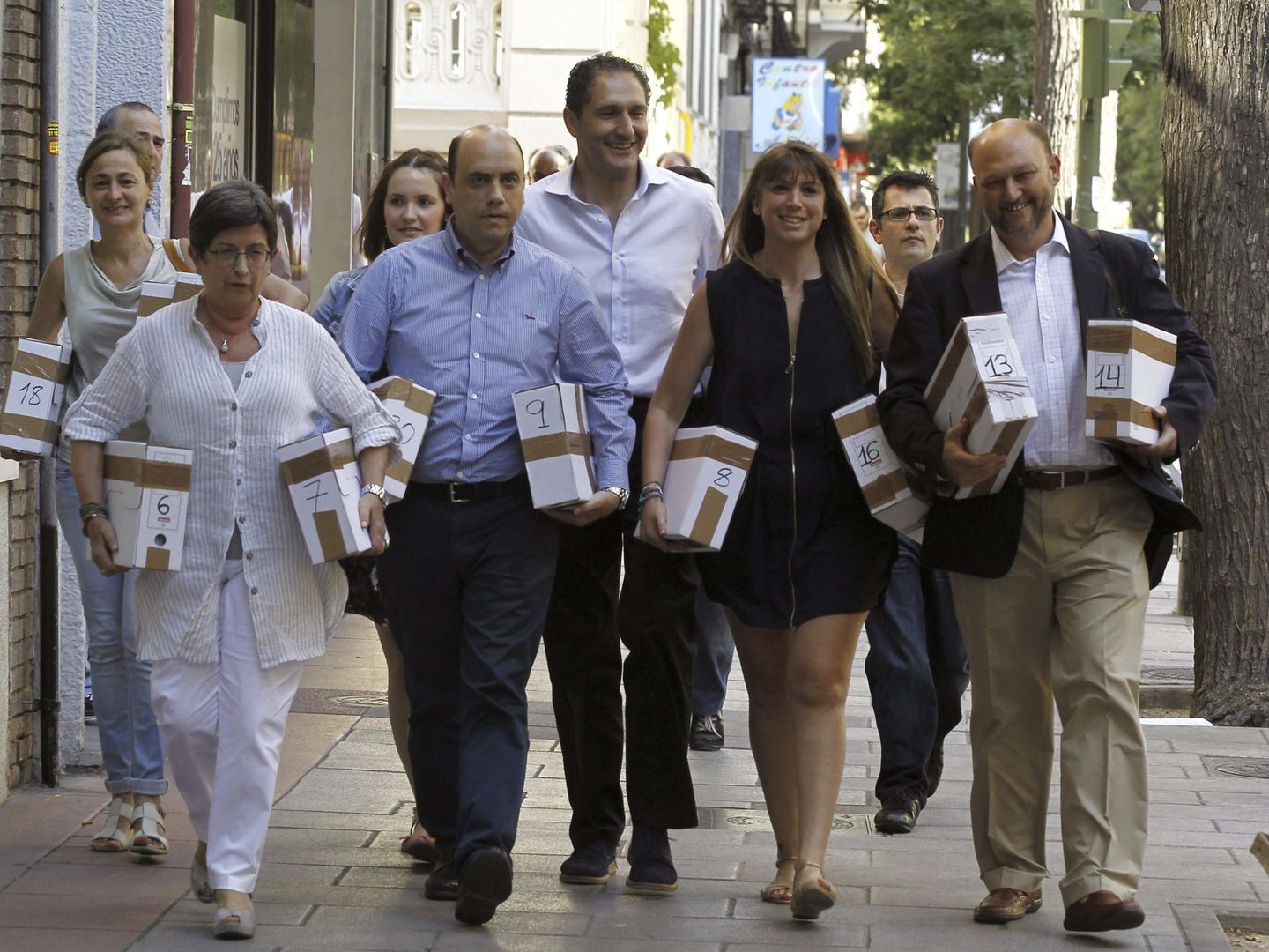 Teresa Cunillera (i), con más miembros del entonces equipo de Pedro Sánchez, en el traslado de avales del candidato a Ferraz, el 27 de junio de 2014. (EFE)