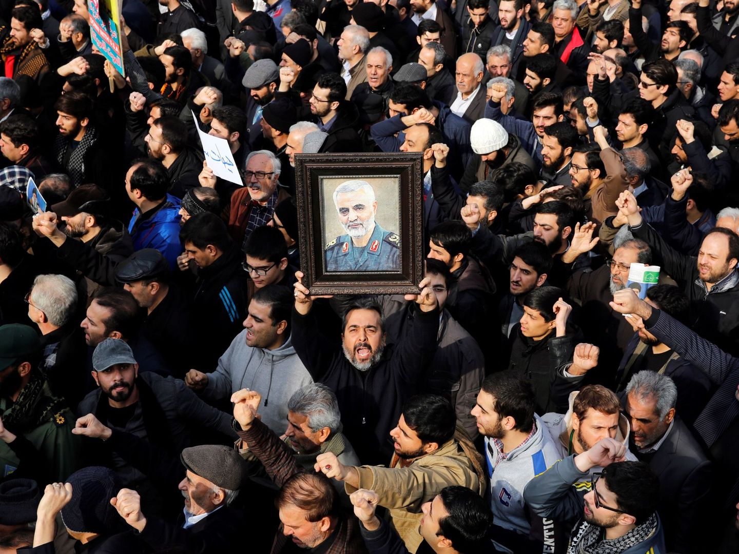Manifestantes protestan por la muerte de Soleimani. (Reuters)