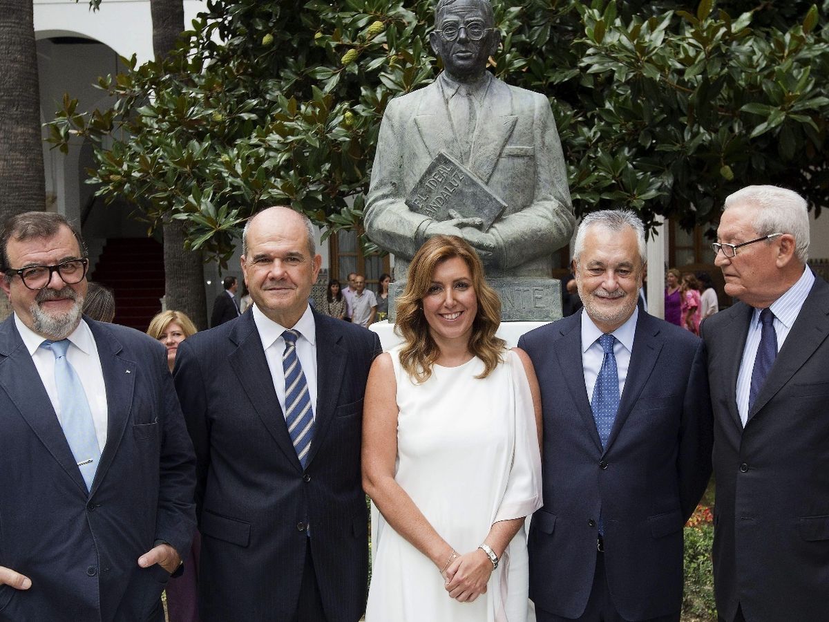 Foto: Susana Díaz posa junto a los expresidentes andaluces, José Rodríguez de la Borbolla (i), Manuel Chaves (2i), José Antonio Griñán (2d), y Rafael Escuredo (d), en su toma de posesión en 2013. (EFE)