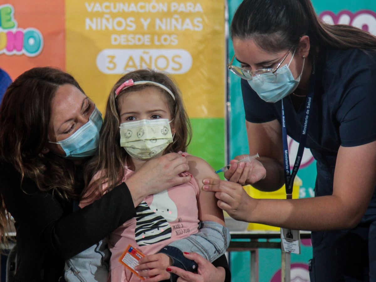 Foto: Una niña recibe la vacuna del covid-19 en Santiago de Chile. (EFE/Marcelo Segura)