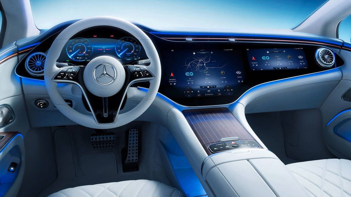 Mercedes-Benz cuenta con una pantalla para el acompañante, pero si el DMS detecta que el conductor mira hacia ella, esta se atenúa de manera automática para evitar que la vea.