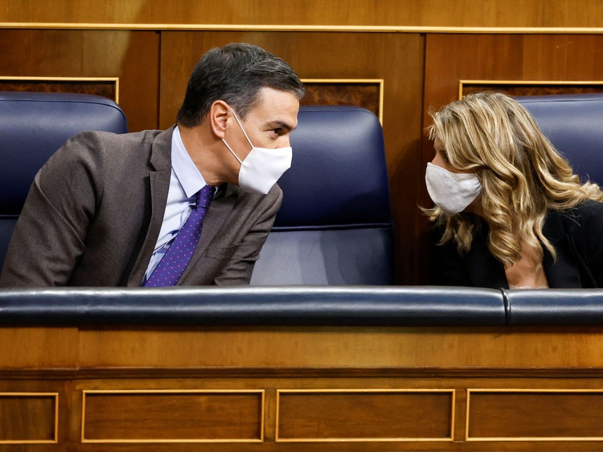Foto: Pedro Sánchez conversa con Yolanda Díaz en el Congreso. (Reuters/Juan Medina)