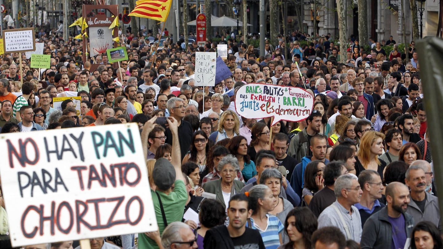 Miles de 'indignados' durante la concentración, celebrada en la plaza de Cataluña y el paseo de Gracia de Barcelona. (Albert Olivé / EFE)