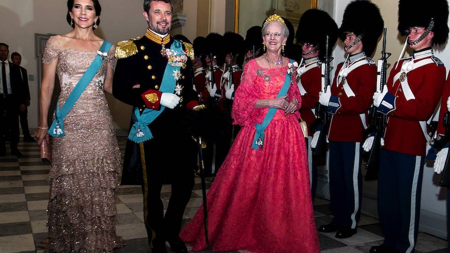 Los príncipes y la reina de Dinamarca, en el banquete de gala por el 50º aniversario de Federico. (Getty)