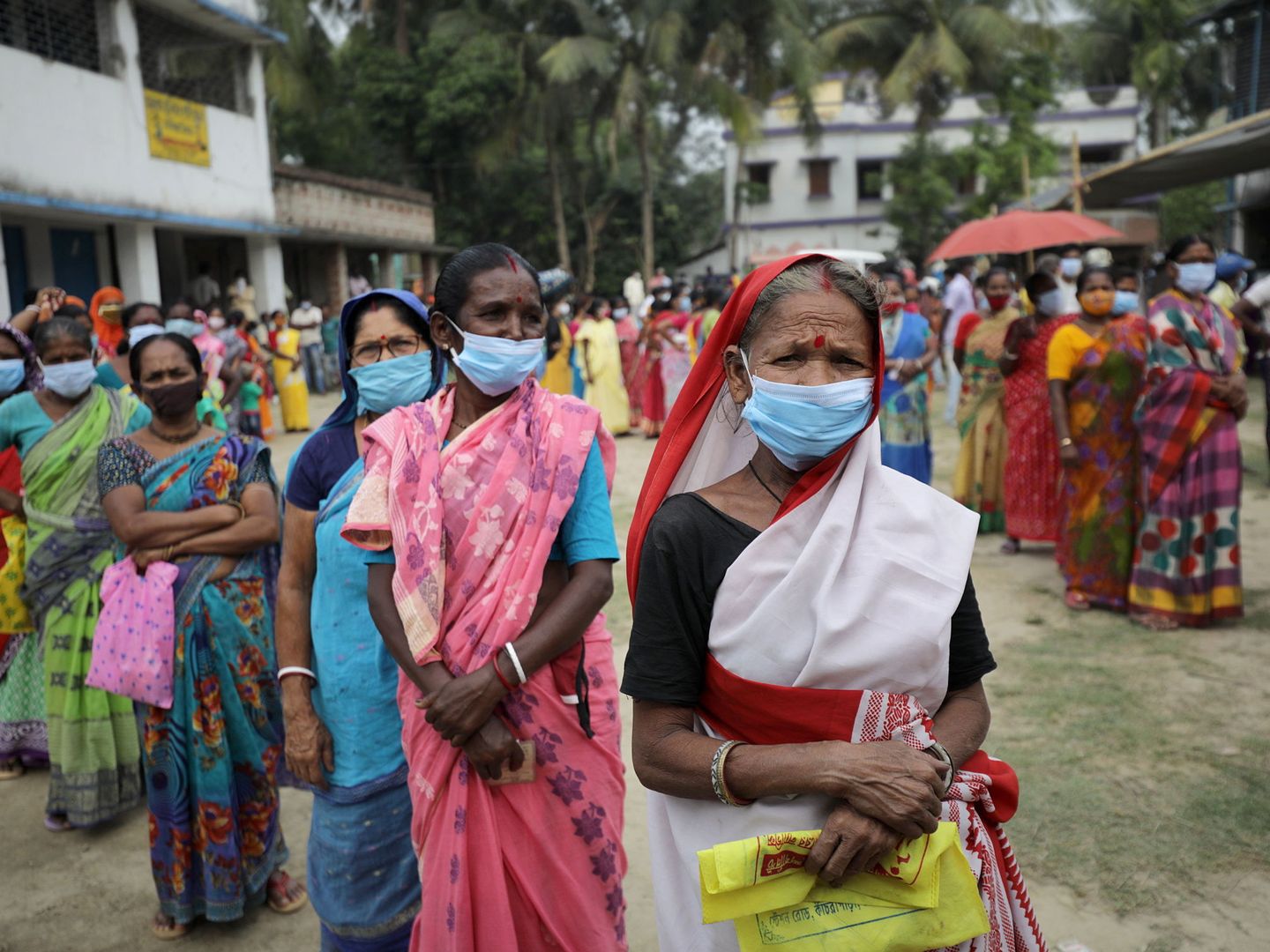 Mujeres en Kampa (India) durante unas elecciones locales. (EFE)