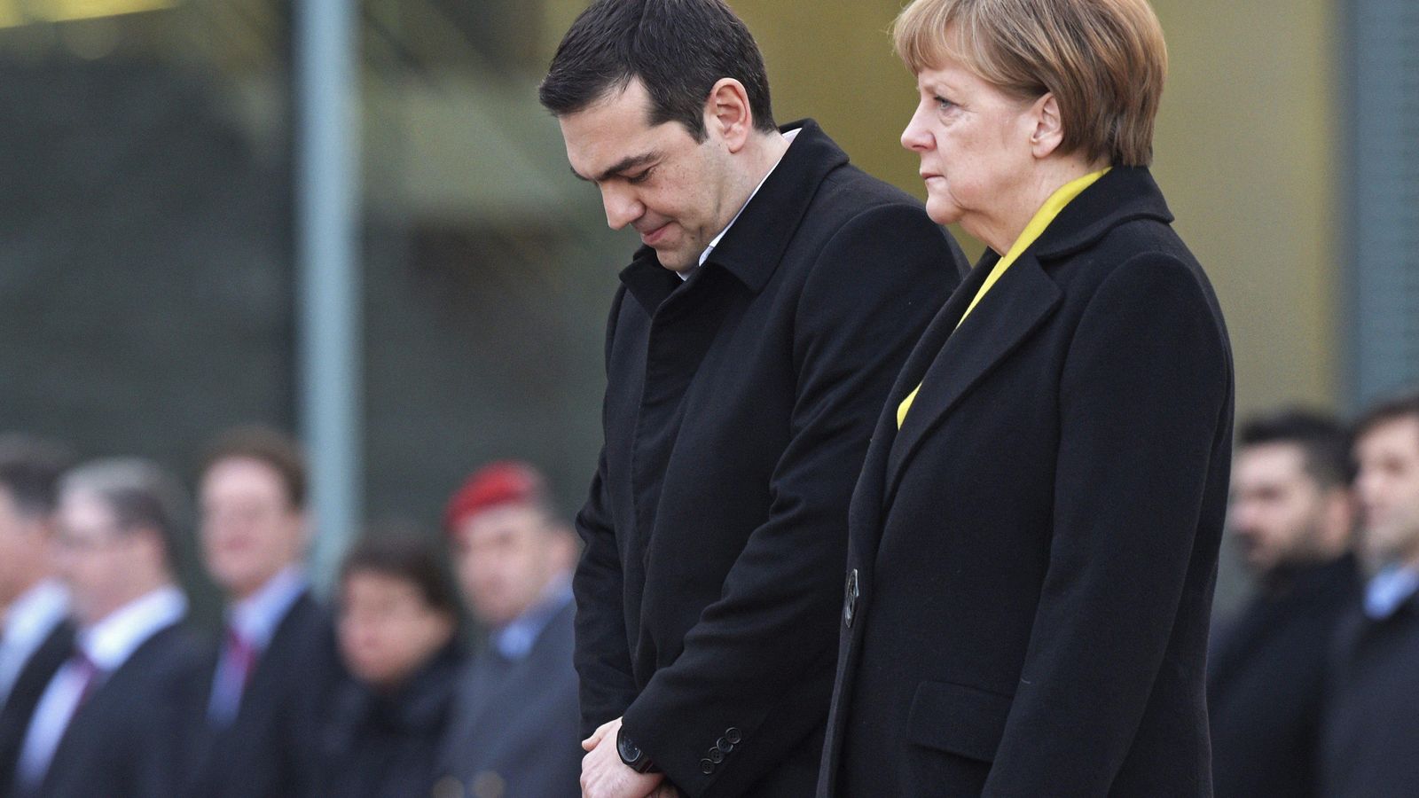 Foto: Tsipras a su llegada a Alemania junto a la canciller Angela Merkel (EFE) 