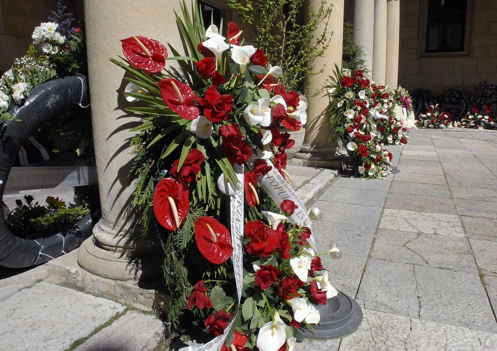 Foto: Ramos de flores llenan el patio del Palacio de Los Guzmanes en recuerdo de Carrasco (Efe)