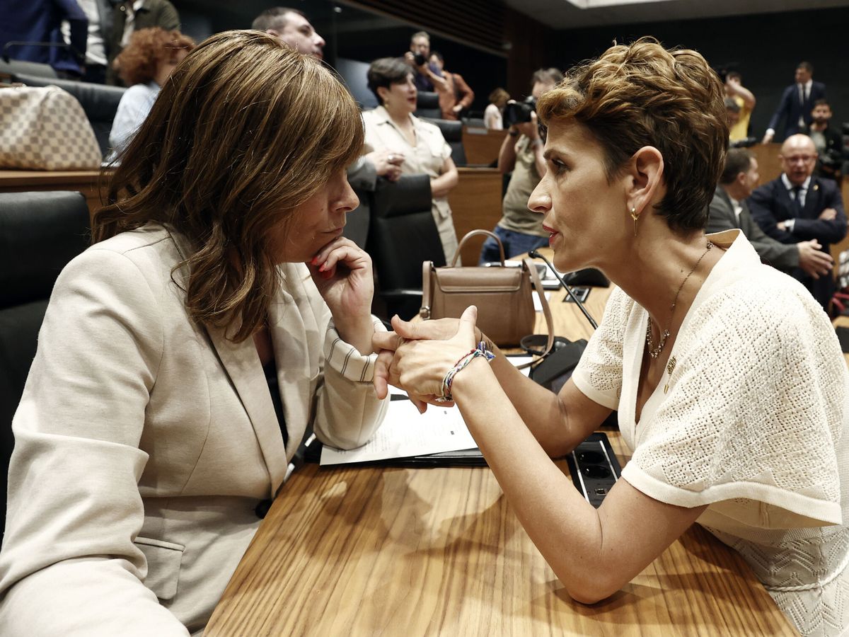 Foto: María Chivite (derecha) y Uxue Barkos conversan el pasado 16 de junio. (EFE/Jesús Diges)