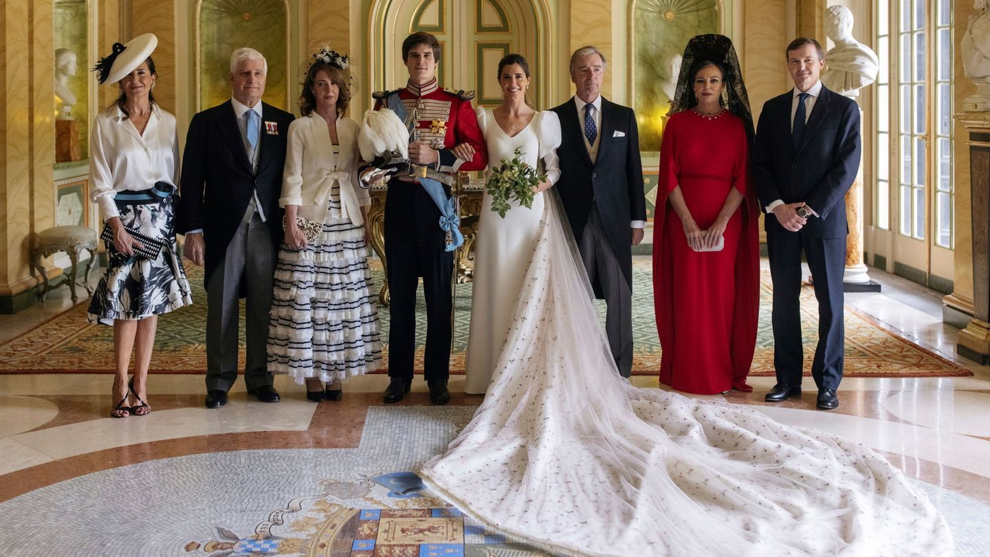 Carlos Fitz-James Stuart y Belén Corsini junto al duque de Alba, Mónica de Lacalle, Juan Carlos Corsini , los duques de Calabria y Matilde Solís en el Palacio de Liria. (EFE)