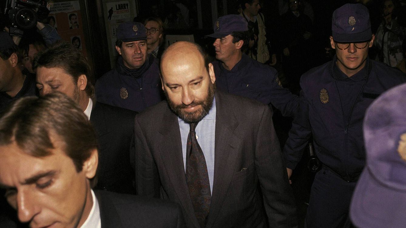 Foto: Juan Guerra llega a la Audiencia Provincial de Sevilla el 30 de noviembre de 1992. (Getty/Cover/Pepe Franco)