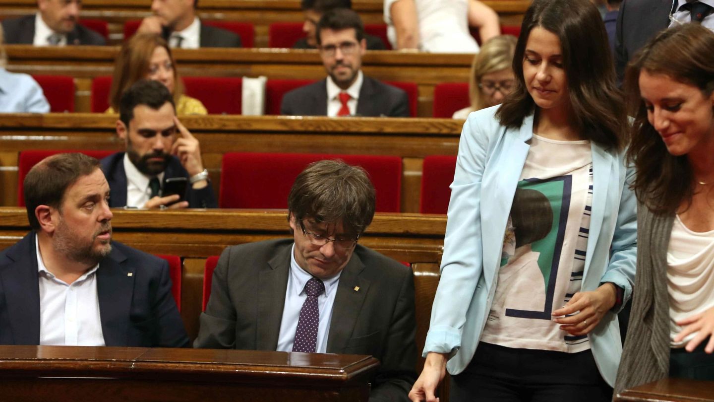 Puigdemont, Junqueras y Arrimadas en el disuelto Parlament de Cataluña. (EFE)
