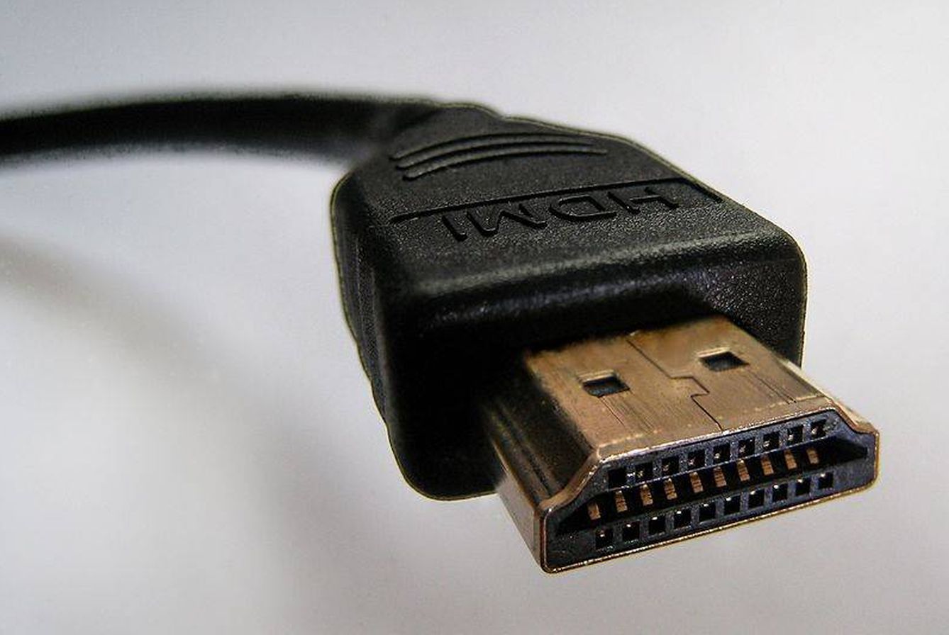Es importante contar con un buen número de entradas HDMI aunque también es aconsejable que tenga un euroconector, por si quieres tirar de aparatos antiguos. (Wikimedia Commons)