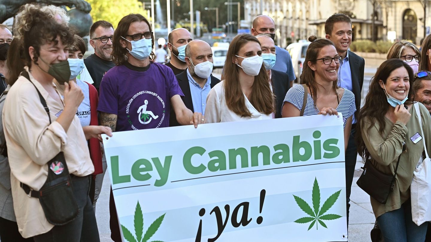 El líder de Más País, Íñigo Errejón, y distintas asociaciones a favor de regular el cannabis se concentran frente al Congreso de los Diputados. (EFE/Fernando Villar)