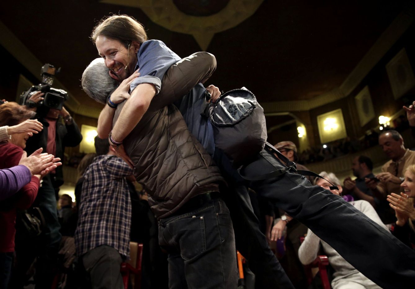 Iglesias abrazado por un simpatizante en un encuentro en Barcelona. (EFE)