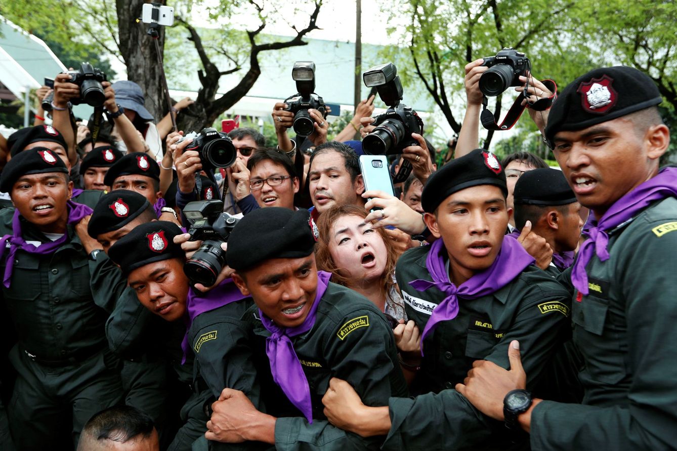 La policía dificulta el trabajo de la prensa mientras arresta a los manifestantes tailandeses pro-democracia, cerca de la casa del Gobierno en Bangkok, el 22 de mayo de 2018. (EFE)